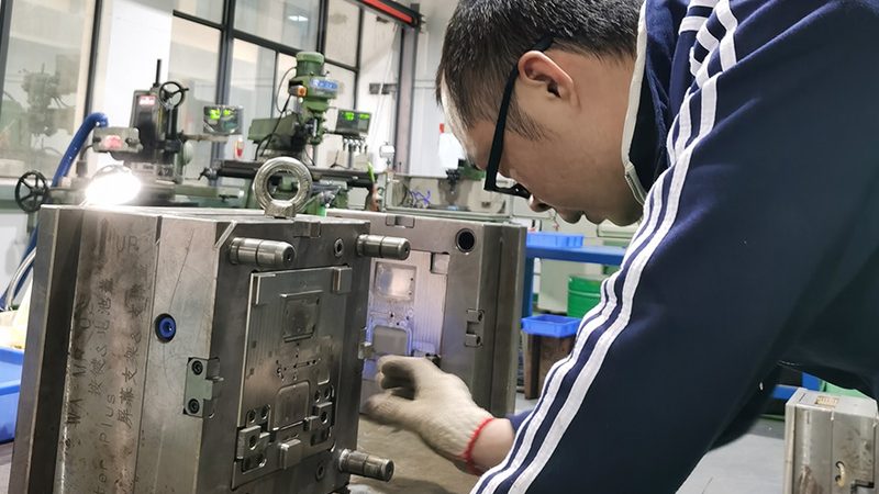 硅胶模具与塑料模具：耐用性对比解析